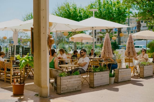 Terrasse chaleureuse d'Alma Coffee à La Grande-Motte.